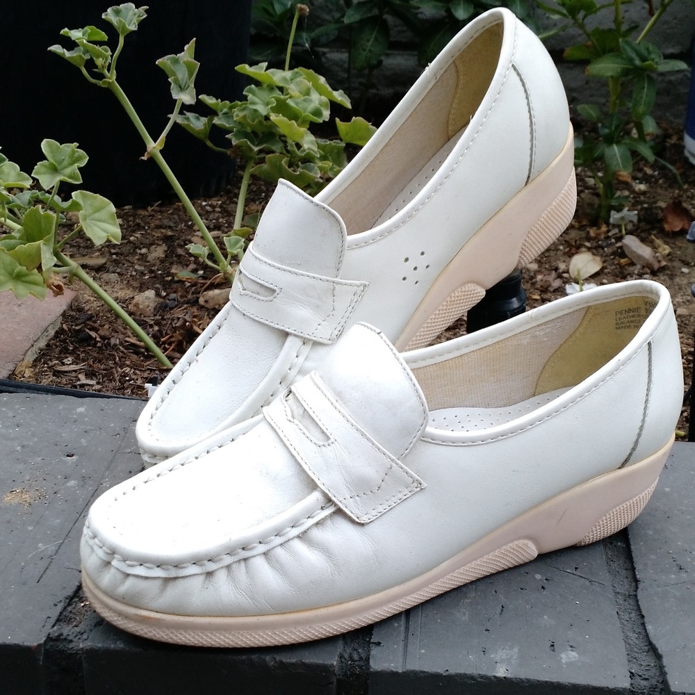Nurse shoes size 7 1/2 W.